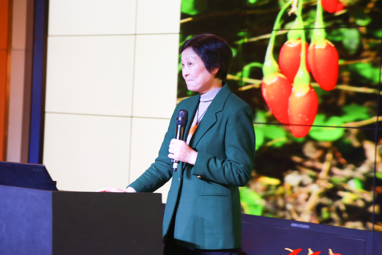 T8 顾红雅教授与学生互动.jpg
